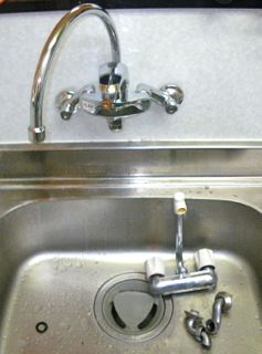 沖縄KANサービス・台所の蛇口交換（水もれ）