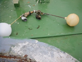 沖縄屋上の水タンクの修理