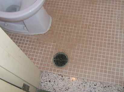 トイレ、床の排水口の工事：KANサービス（沖縄）